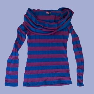 Striped large neckline shirt 🕸